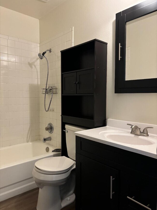 Building Photo - 935 Herold Ave