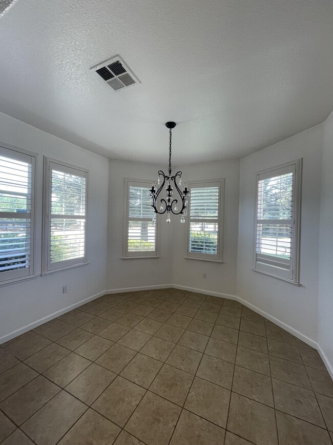 Building Photo - 2402 Deborah Dr