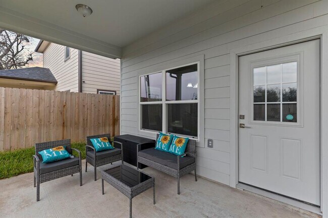 Building Photo - 2209 Silverbonnet St