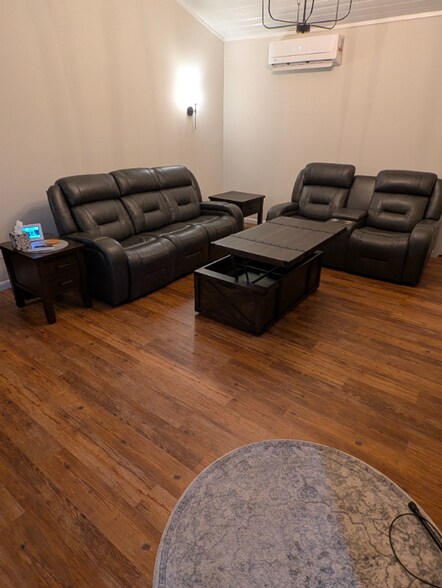 Building Photo - 8 Cedar Ln