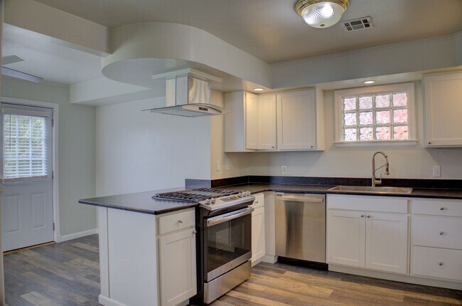 Building Photo - Well Maintained Midtown Home