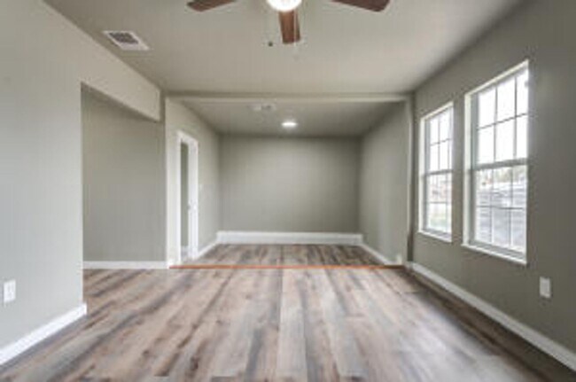 Building Photo - 3 bed 1 bath now available near MLK