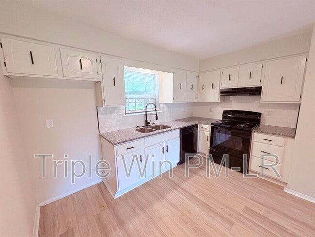 Building Photo - 220 Randall Dr