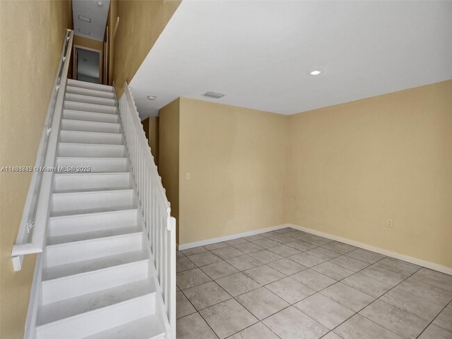 Building Photo - 425 NW 40th Ct
