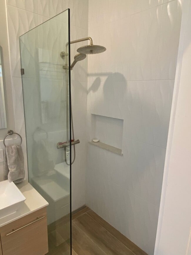 Building Photo - Exquisite top floor 1BD. Fully furnished a...