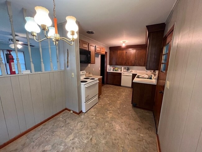 Building Photo - 472 E Jordan Ave