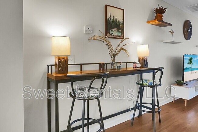 Building Photo - 124 Larkspur Dr