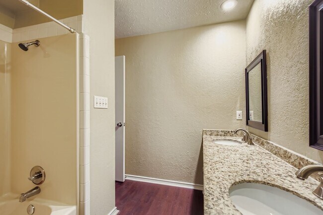 Building Photo - 3323 Augusta Blvd