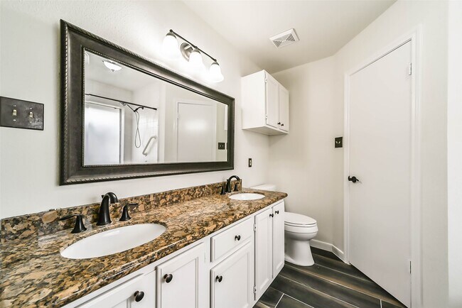 Building Photo - 2511 Pine Cone Dr