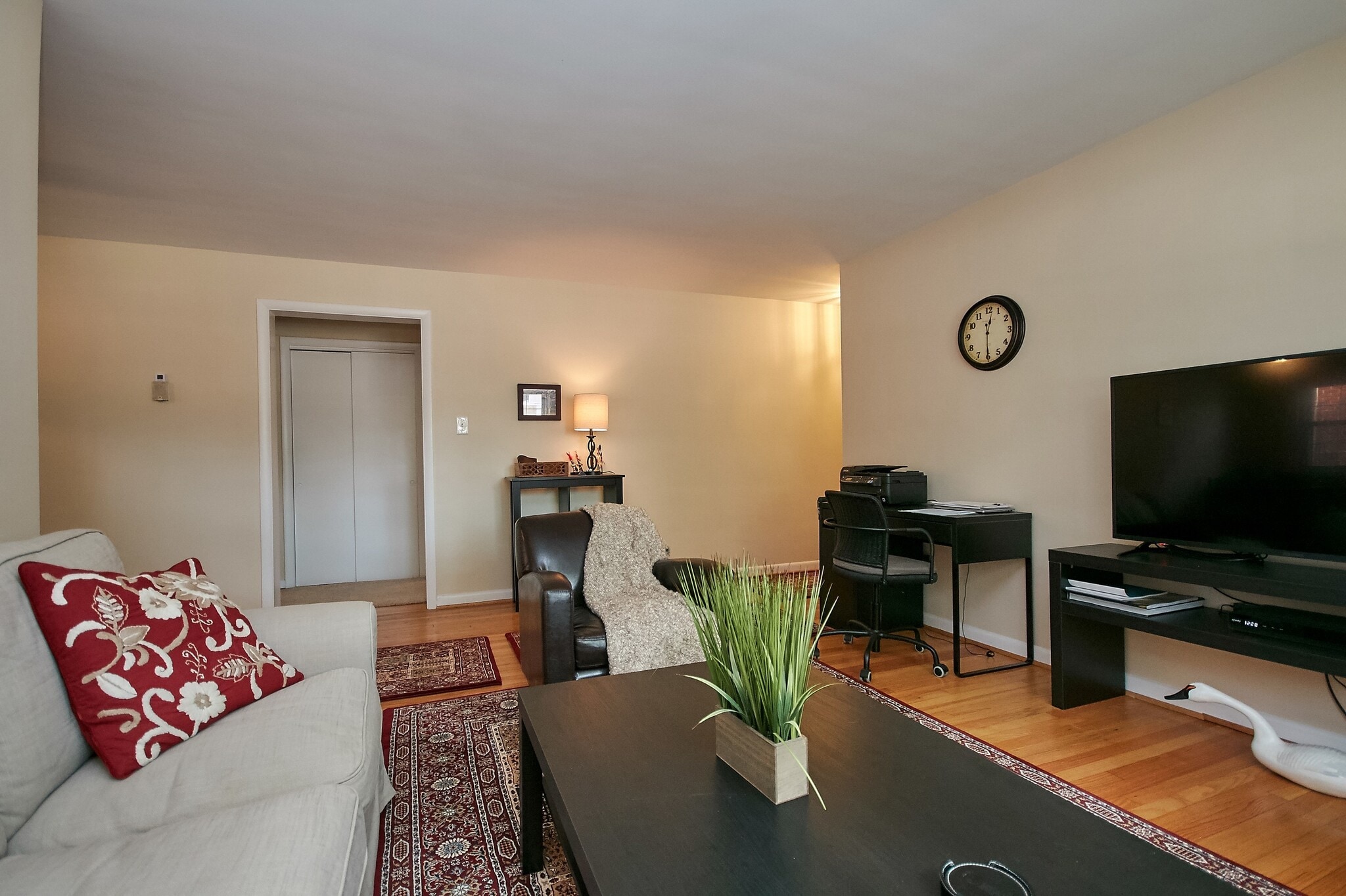 Spacious - holds your furniture - 805 23rd St S