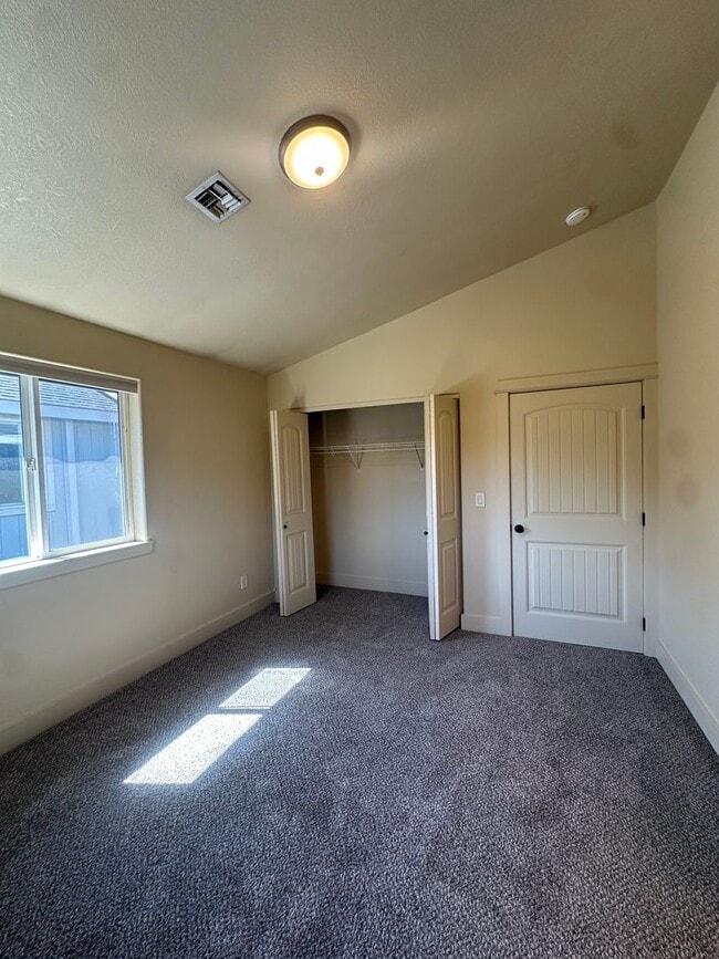 Building Photo - Charming 3 Bedroom home near Old Mill!