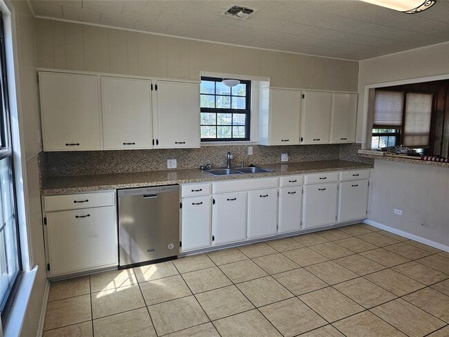 Building Photo - 503 W 12th St