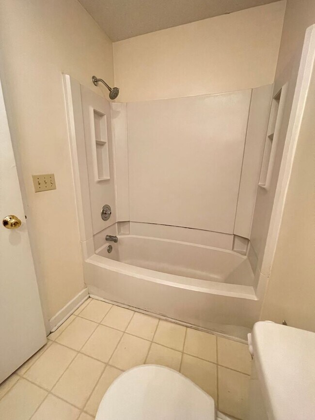 Building Photo - Nice 2br townhome in quiet neighborhood, r...