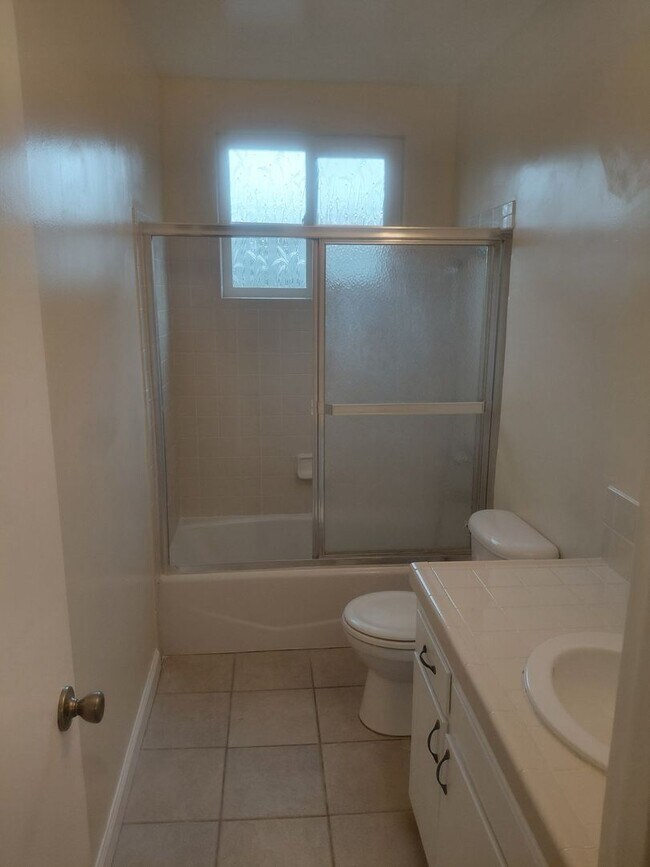 Building Photo - 452