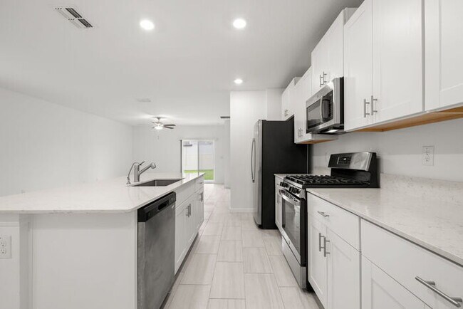 Building Photo - LIKE  NEW Home For Rent in Zephyrhills!