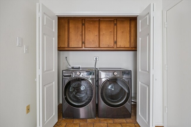 Building Photo - 2721 S Glen Haven Blvd