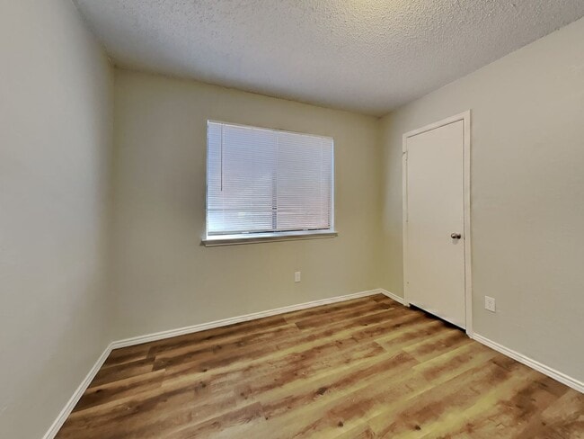 Building Photo - Charming 3BR Home for Rent in Hillside Heights, Dallas TX | Vaulted Ceilings | 2-Car Garage | Pet...