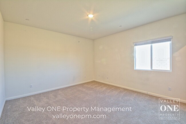 Building Photo - 933 Tipton Ln