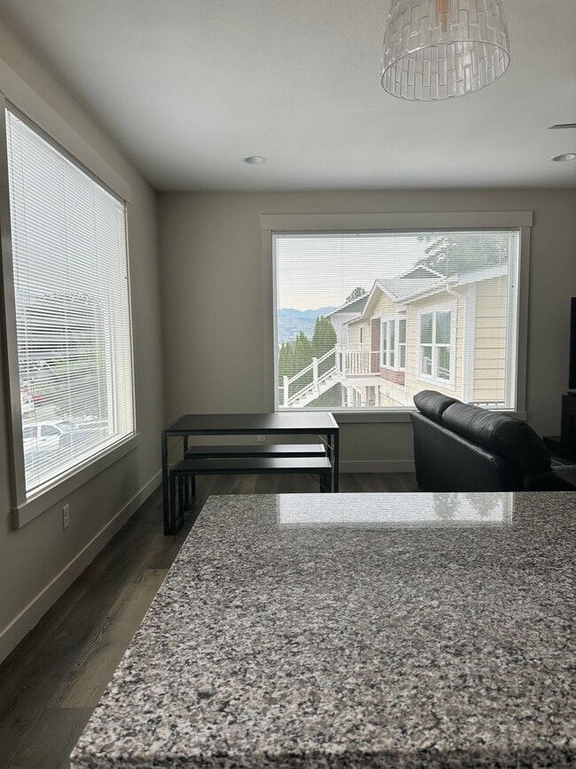 Building Photo - Year Round Rental- 4 bedroom, 2.5 bath in ...