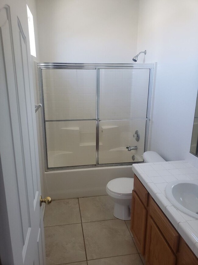 Building Photo - Large 4 BR + Office/Den in Gated Comunity - South Temecula