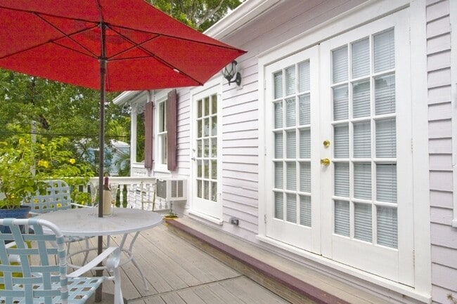 Building Photo - Furnished Studio Apartment in Old Town