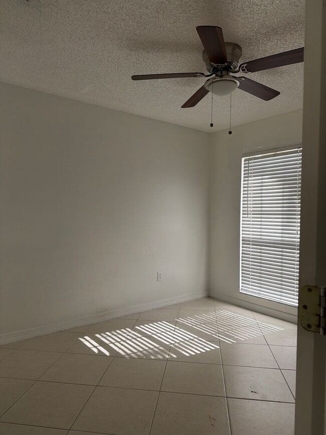 Building Photo - 13855 Glasser Ave