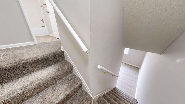 Building Photo - Elyria - updated 2 bedroom/1 bath townhouse.