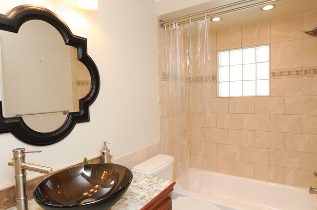 Building Photo - 5805 Pauma Pl