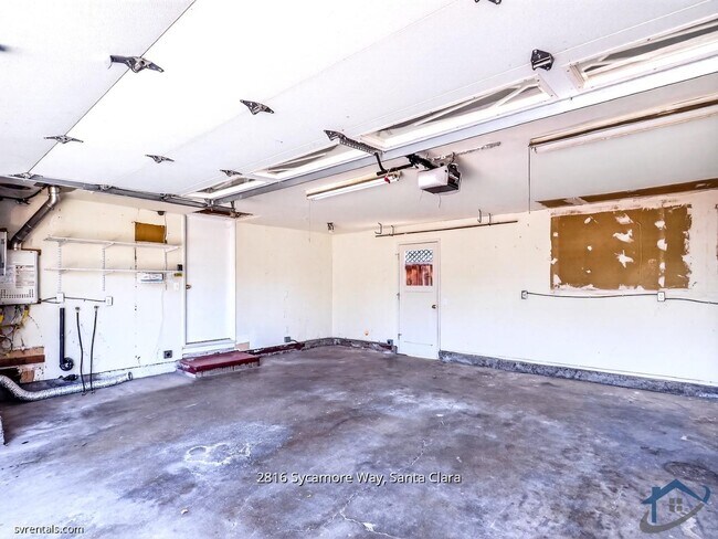 Building Photo - 2816 Sycamore Way