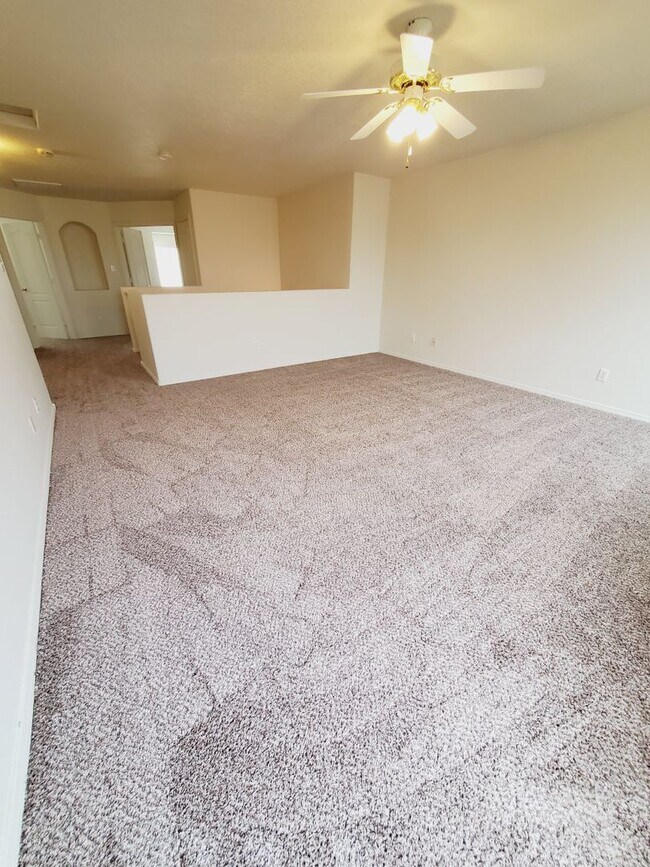 Building Photo - 3 Bedroom 2.5 Bathroom