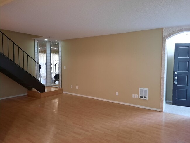 Building Photo - Steilacoom Gardens (HOA), 2 bedroom, 1 bath Townhome Style Condo. $300 off of the 1st full month ...