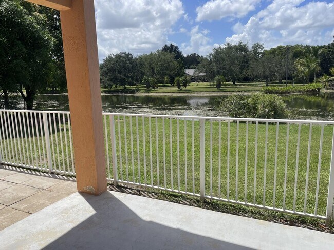 Building Photo - 9514 Lago Dr