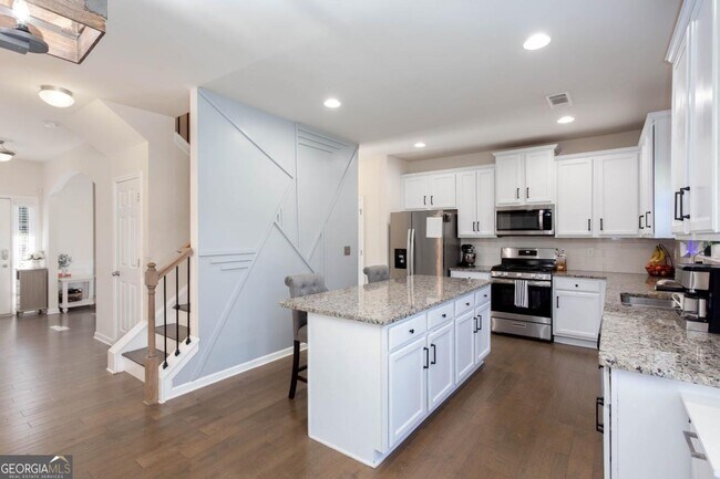Building Photo - 7999 Dawson Ln