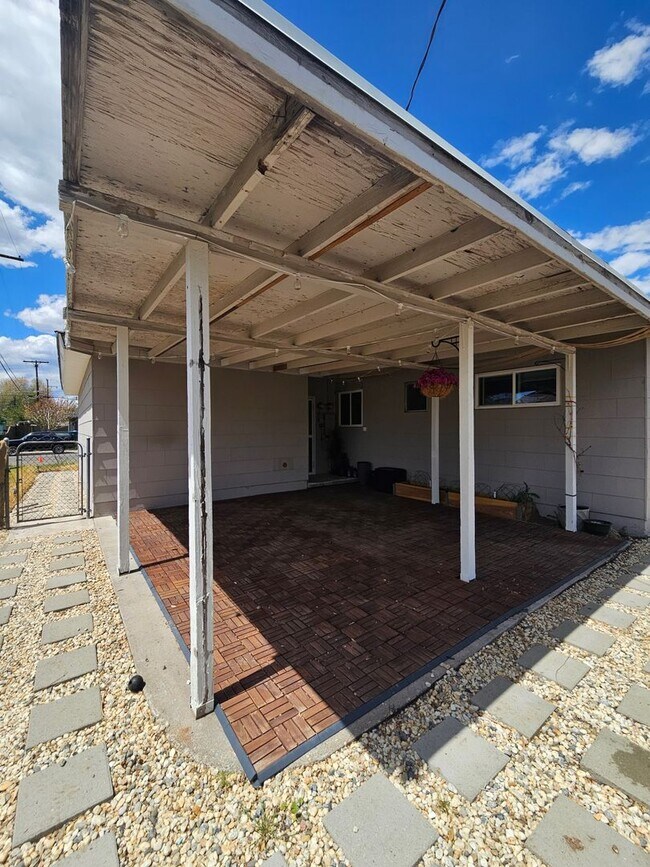 Building Photo - Charming 1-story Home with a Big Backyard ...