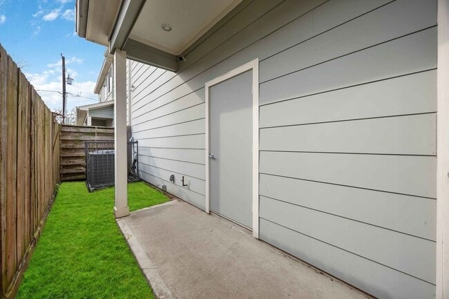 Building Photo - 2314 Gagne St