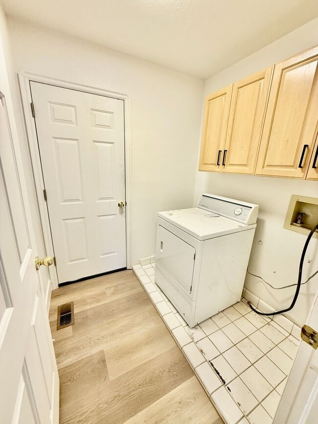 Building Photo - 3-BR Home with Garage and Fenced Yard in B...