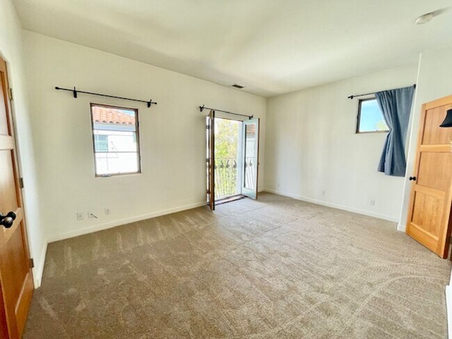 Building Photo - Spanish Style Downtown Townhome