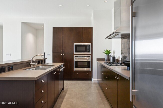 Building Photo - 15215 N Kierland Blvd