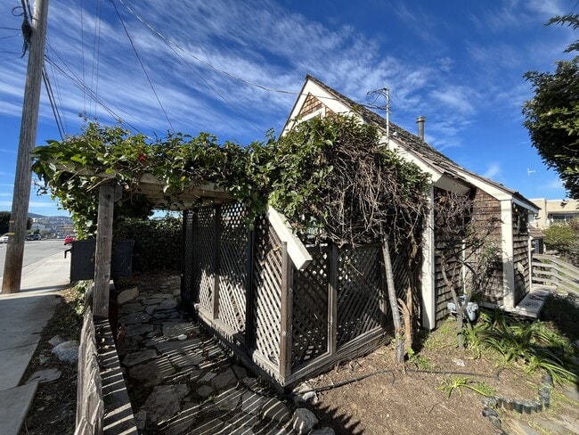 Building Photo - 1551 San Lucas St