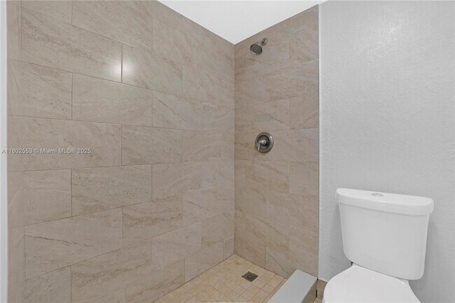 Building Photo - 8889 Fontainebleau Blvd
