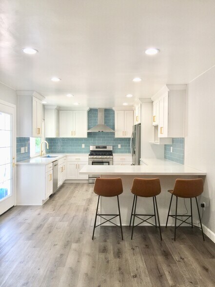 Kitchen - 385 Sunrise Cir