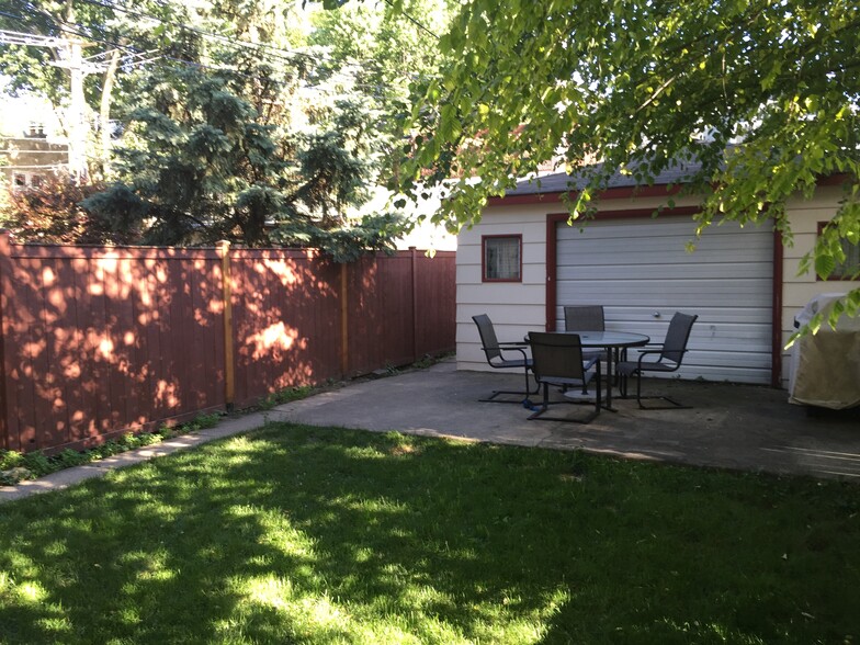 Shared Backyard - 1821 W Fletcher St