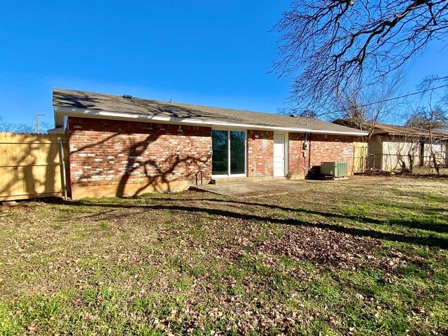 Building Photo - RECENT REMODEL!! 3 Bedroom, 1.5 Bathroom, ...