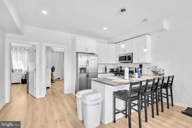 Building Photo - 385 Martin St
