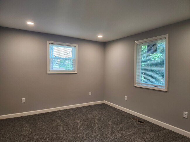 Building Photo - 2 bedroom 1 bath fully updated home in Eas...
