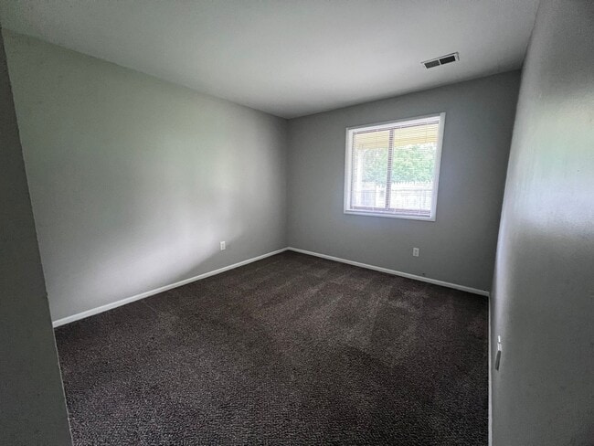 Building Photo - Four Bedroom Large Duplex in Kentwood Scho...