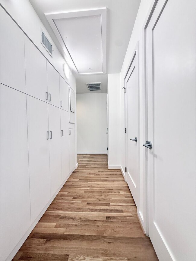 Building Photo - SUL12BS