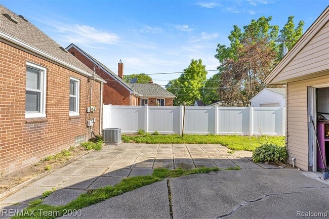 Building Photo - 3339 Lincoln St