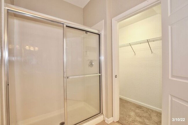 Building Photo - Spacious 2/3.5 Corner Unit Townhome with a...