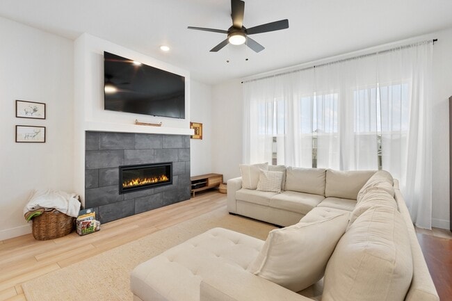 Building Photo - 4474 Peak Crst Vw